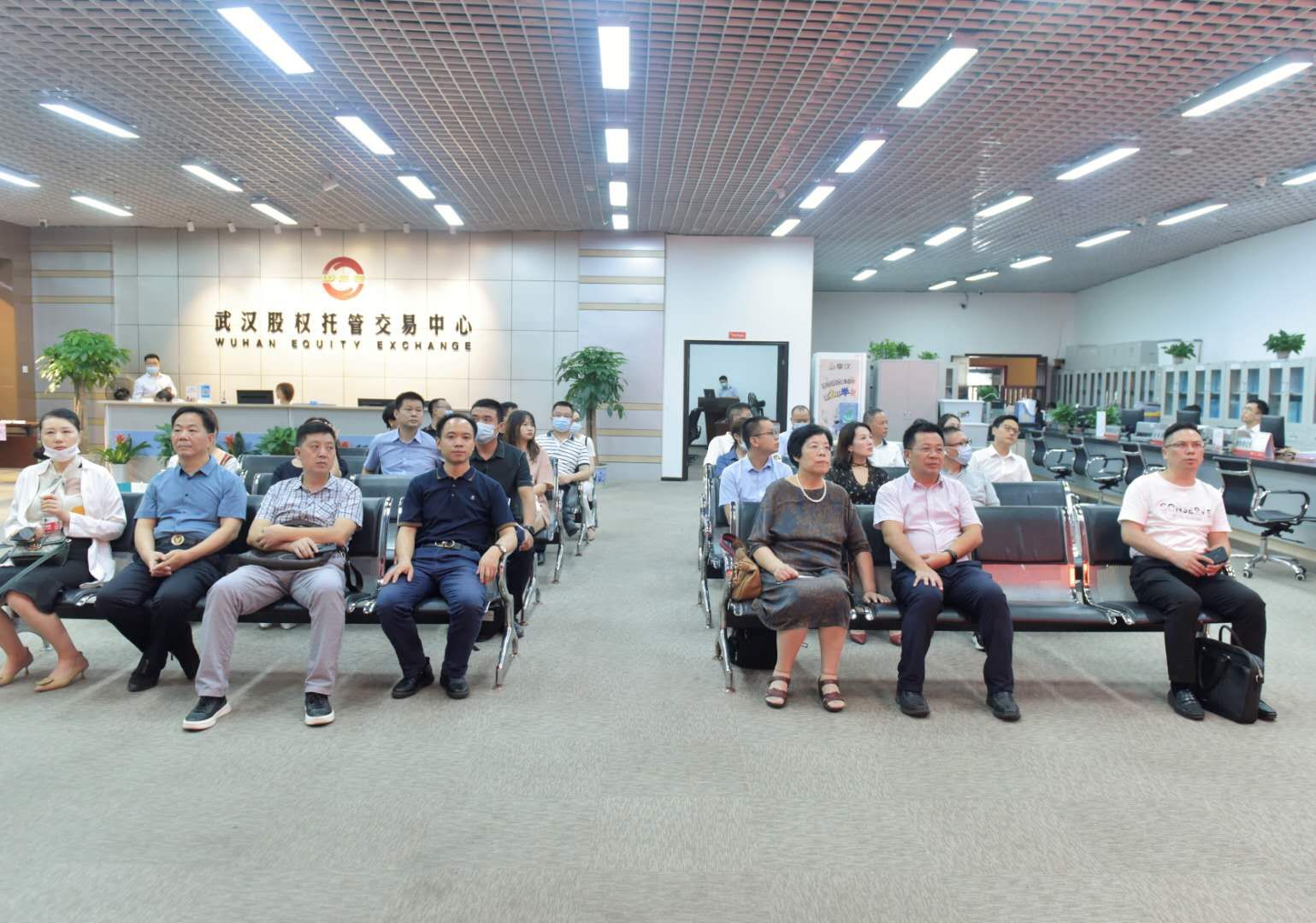 考察團(tuán)一行參觀武交中心信息發(fā)布平臺(tái).jpg